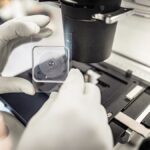 Científicos peruanos crean y prueban con éxito chip capaz de reemplazar tomografías y detectar células cancerígenas para evitar metástasis.