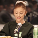 ARIANA GRANDE Y CHER SE TOMAN SNL ESTE 20 DE DICIEMBRE.