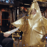 MELISSA MCCARTHY TOMA EL ESCENARIO DE SNL ESTE 6 DE DICIEMBRE.