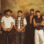 GRUPO FRONTERA Y MANUEL TURIZO CONQUISTAN AL PÚBLICO LATINO CON “LA DEL PROCESO”, UN HIMNO QUE ARRASA EN REDES Y PLATAFORMAS