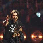 Juanes honró sus raíces al recibir el ‘Premio Lo Nuestro a la Trayectoria’