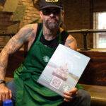 Café y buena música, la mezcla perfecta que conectó a Mike Bahía con sus seguidores.