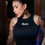 La Toxi Costeña lanza línea de prendas con sus frases icónicas en colaboración con MALAHIERBA.