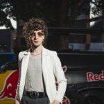 “En Primera”, el escenario móvil que recorrerá Bogotá con artistas a bordo. La nueva serie de sesiones musicales llega de la mano de DURO y Red Bull.