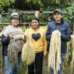 369 mujeres artesanas colombianas convierten la hoja de coca en economía circular.