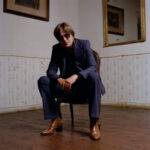 NACHO VEGAS LLEGA A COLOMBIA: 25 AÑOS DE CANCIONES Y LA BELLEZA DE LO IMPERFECTO EN «VIDAS SEMIPRECIOSAS»