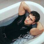 Nico Ruiz presenta “Error Intencional”: una confesión musical que transforma la vulnerabilidad en arte.