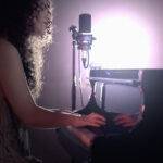 LAIA ALCOLEA presenta “PIEL” una pieza de pop de cámara.