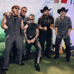 GRUPO FRONTERA CELEBRA LA PASIÓN MUNDIALISTA CON «UN SOLO CORAZÓN»