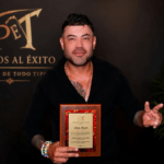 Andrés Amariles recibe reconocimiento en los Premios Nuestro Talento 2026