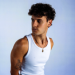 FABIÁN PRESENTA “QUÉ LÁSTIMA”, UNA CANCIÓN SOBRE LA CURIOSIDAD DE LO QUE PUDO HABER PASADO
