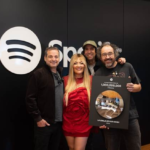 LA OREJA DE VAN GOGH RECIBE LA PLACA DEL BILLIONS CLUB DE SPOTIFY POR «ROSAS»