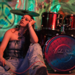 VALE SUA PRESENTA “GRAVEDAD”, UNA CANCIÓN SOBRE EL MOMENTO EN QUE EMPEZAMOS A CUESTIONARNOS SI SEGUIR INTENTÁNDOLO