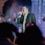 Mickey Taveras llega a fortalecer su proyección mundial con “Y Qué Me Pasa”, un clásico de la salsa romántica